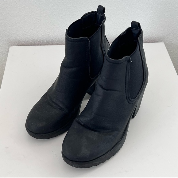 Boohoo Chelsea Boots Black — Size 4 UK (size 6 US) - Picture 2 of 6